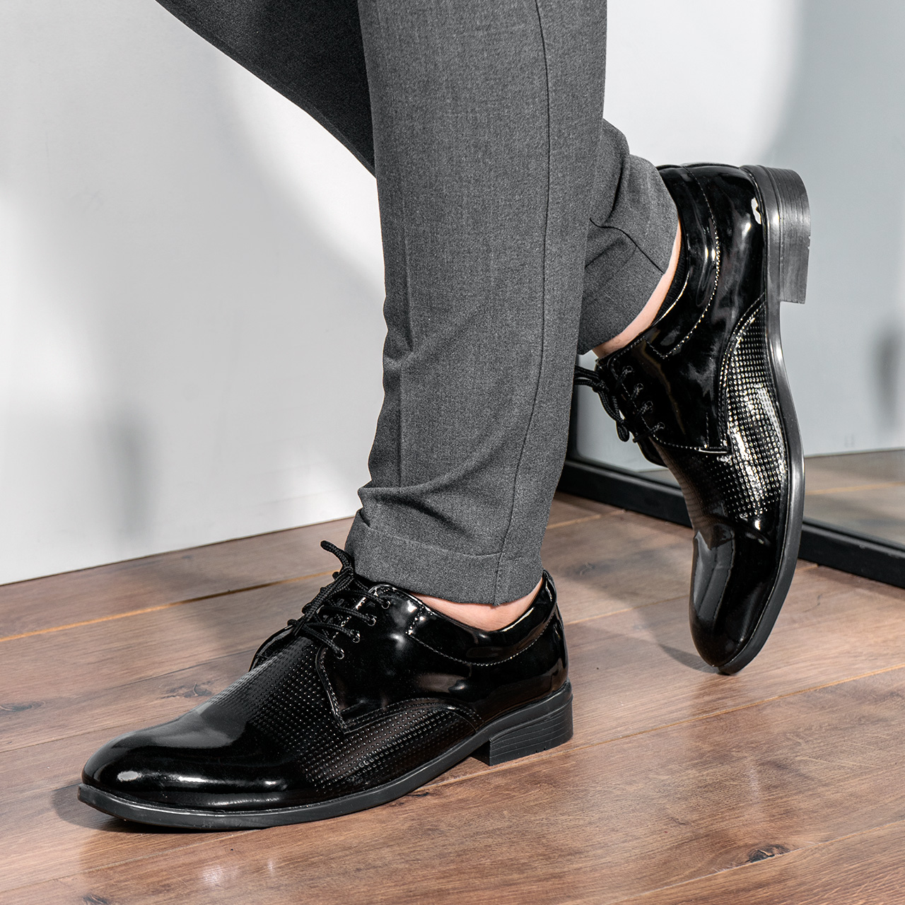 کفش مردانه ساده سوزنی ورنی مدل 64