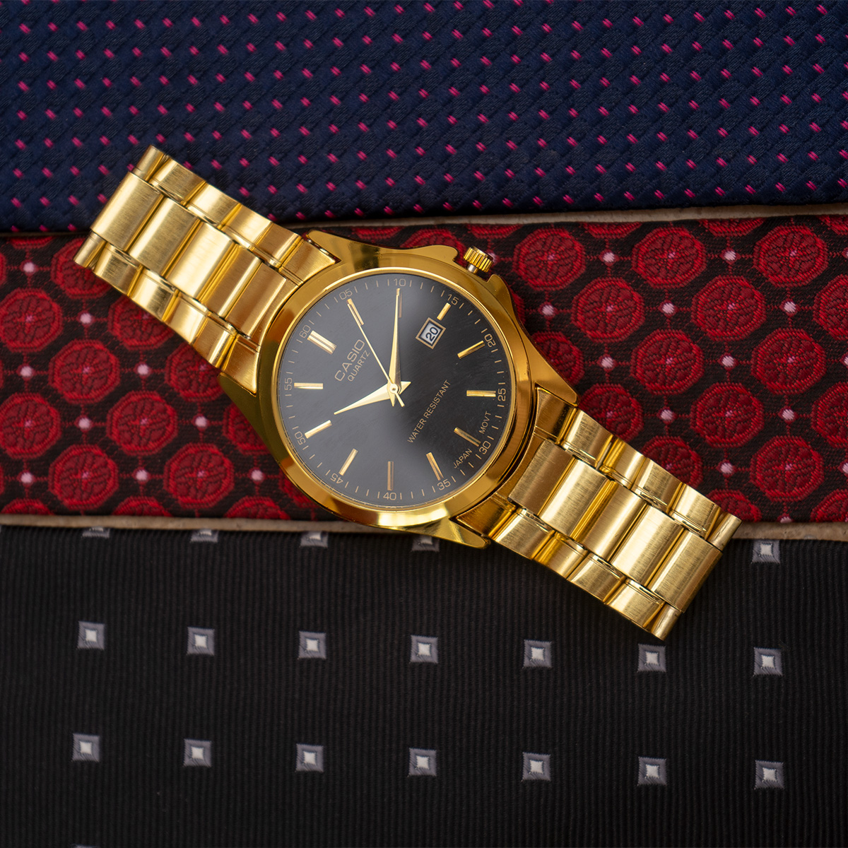 ساعت عقربه ای طلایی صفحه مشکی Casio مدل Edmon