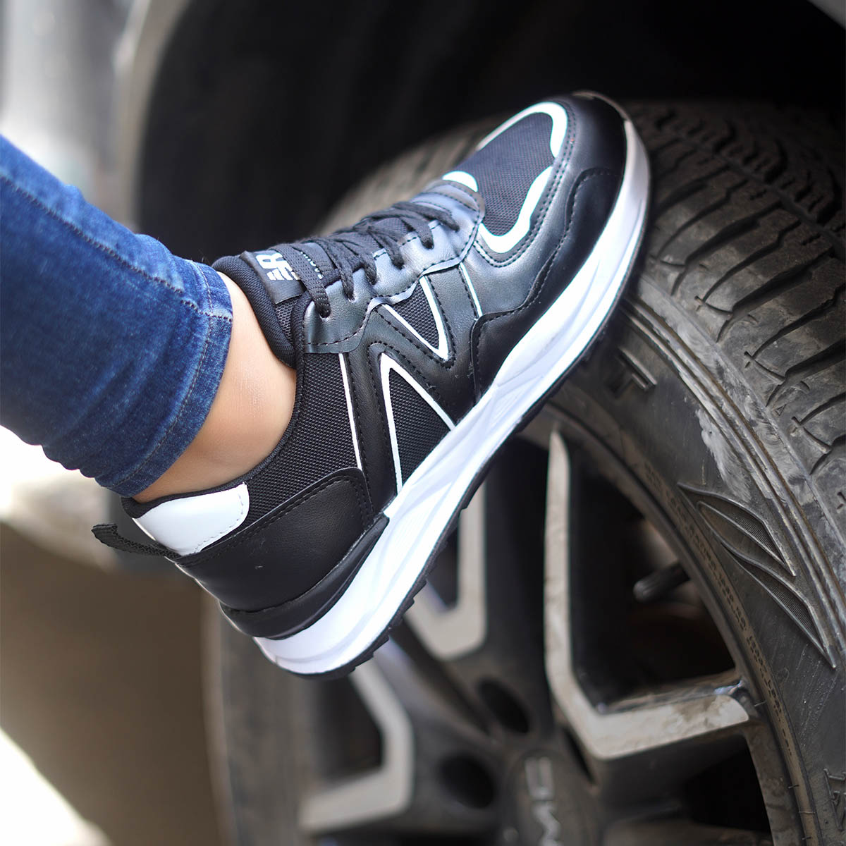 کفش ورزشی New Balance مردانه مشکی مدل Romano