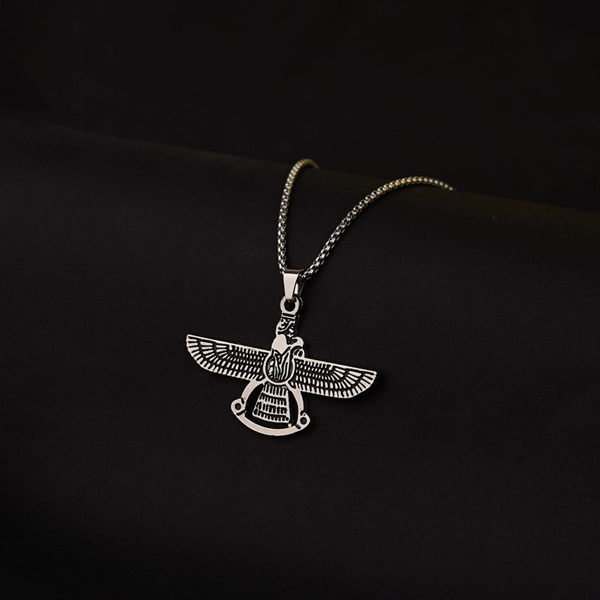 گردنبند نقره ای با آویز فروهر