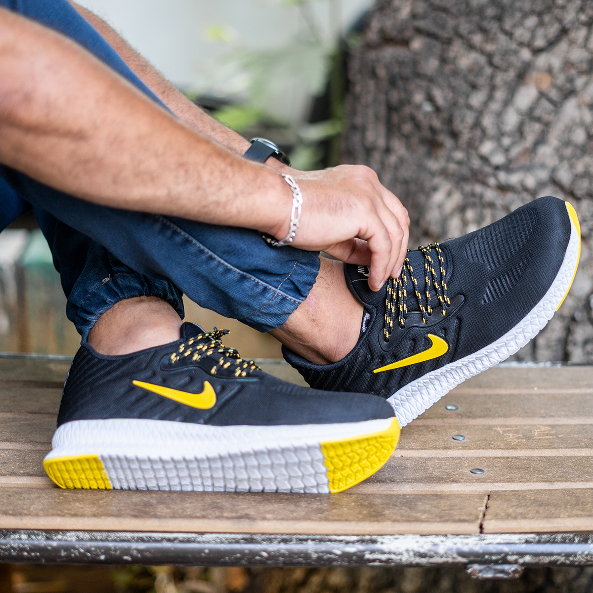 کفش ورزشی Nike مردانه مشکی زرد مدل Roham