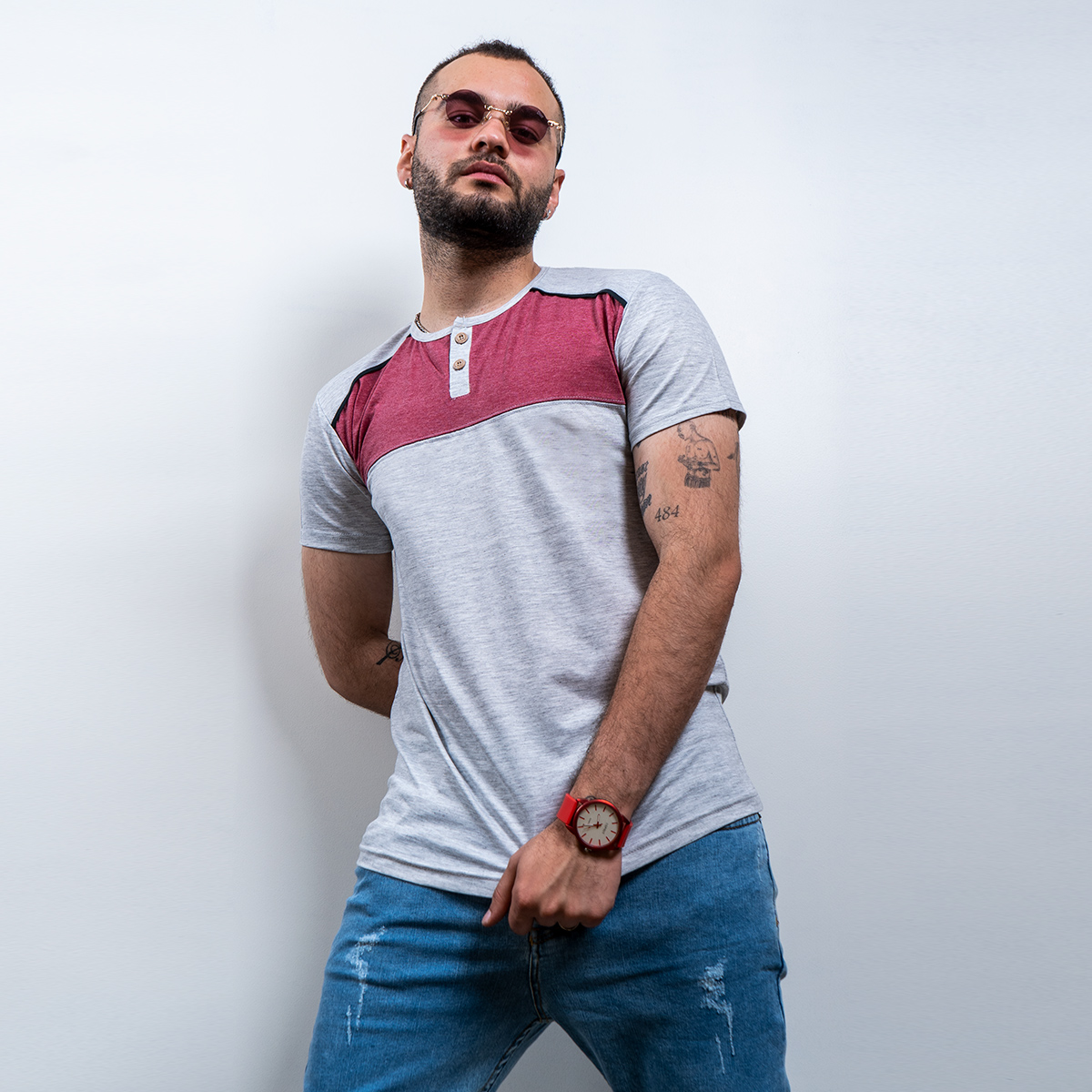 تیشرت مردانه طوسی روشن زرشکی مدل Ratim